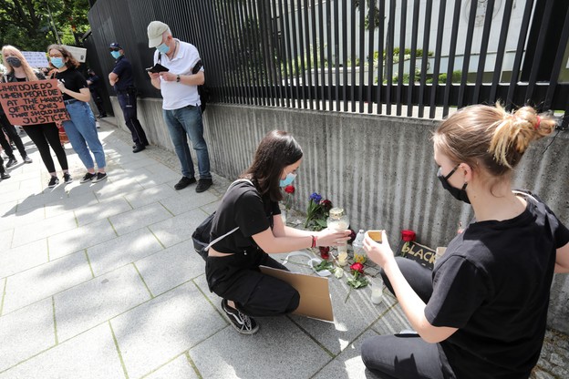 Kwiaty i znicze przed ambasadą USA w Warszawie