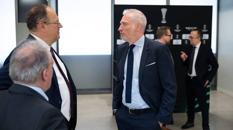 Marian Kmita i Guy-Laurent Epstein podczas uroczystości wręczenia nagrody Telewizji Polsat przez UEFA