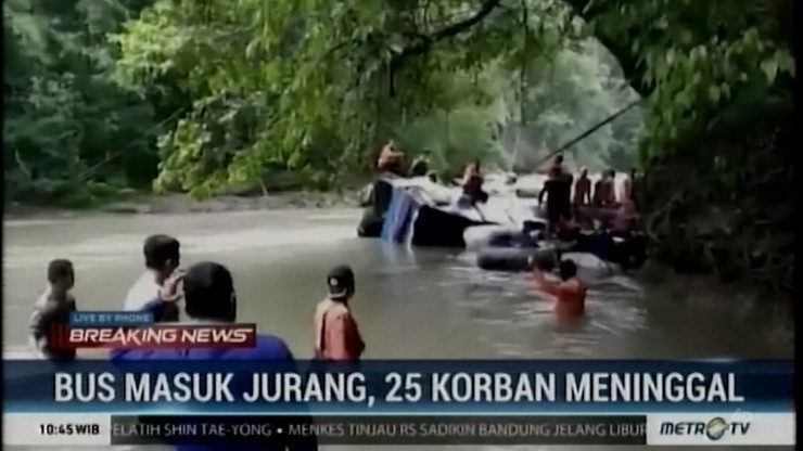 W Indonezji autokar wypadł z drogi i spadł do wąwozu. Kilkadziesiąt ofiar