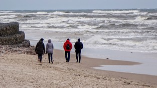 10.07.2020 10:00 Fatalna pogoda nad Bałtykiem. Plażowicze pytają, kiedy przestanie padać, wiać i zrobi się cieplej?