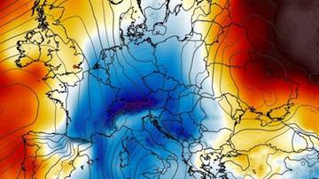 Mapa Europy z zaznaczonymi obszarami niskich temperatur w odcieniach niebieskiego, otoczonymi cieplejszymi barwami, z widocznymi liniami izoterm.