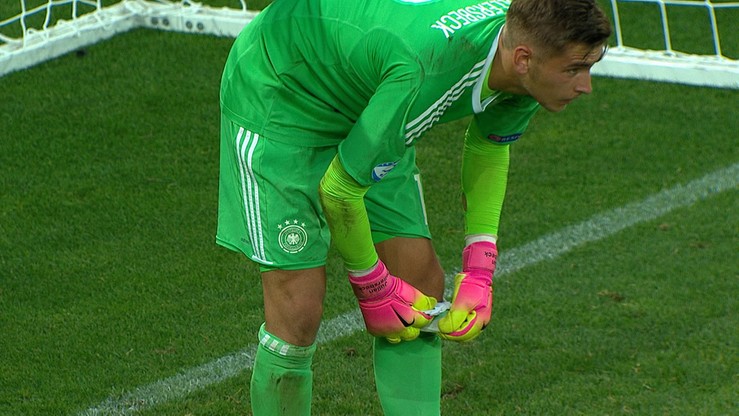 Euro U-21: Pollersbeck jak Lehmann! Korzystał z notatek, żeby bronić karne (WIDEO)