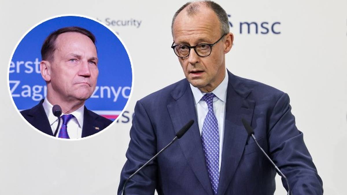 Friedrich Merz przemawia przy mównicy, obok zdjęcie Radosława Sikorskiego w okręgu.