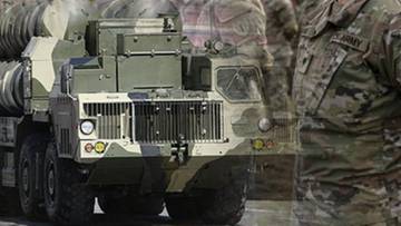 Makieta systemu rakietowego w kamuflażu, obok niej żołnierze amerykańscy w mundurach.