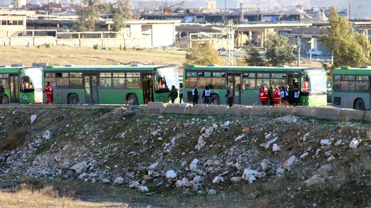 Pierwszych 1000 osób ewakuowano z Aleppo. Wśród nich są ranni i dzieci