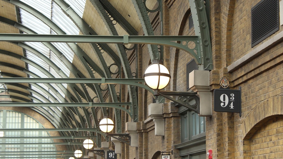 Londyn: Fani Harry'ego Pottera oblegają dworzec King's Cross. Czekają na Ekspres Hogwart