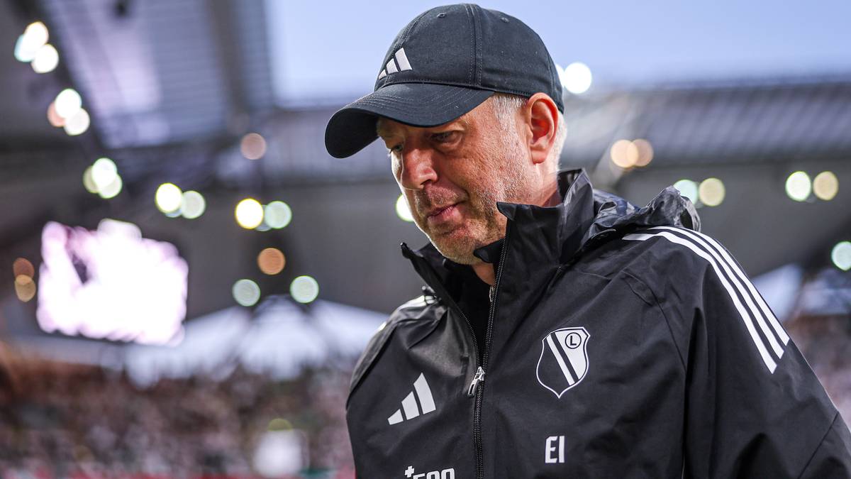 Mężczyzna w czapce z daszkiem i kurtce sportowej, zamyślony.