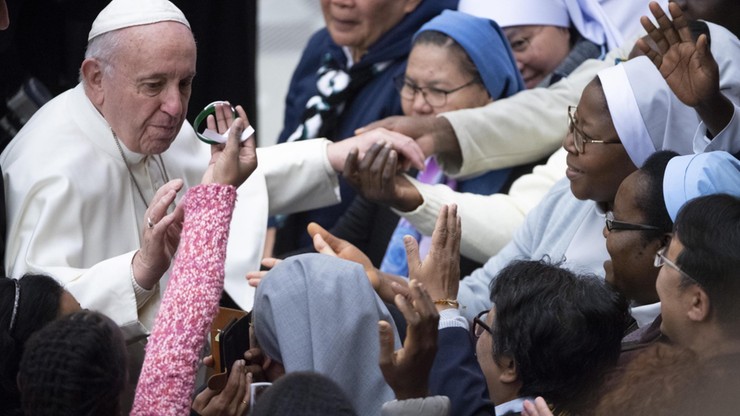 "Wiara w Boga łączy i oddala wrogość". Papież leci do Emiratów