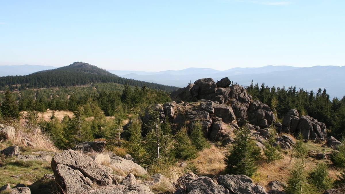 Świeradów-Zdrój oferuje lecznicze wody i piękne widoki na Góry Izerskie