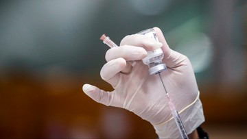 Będzie trzecia dawka szczepionki? "Jest o co walczyć"