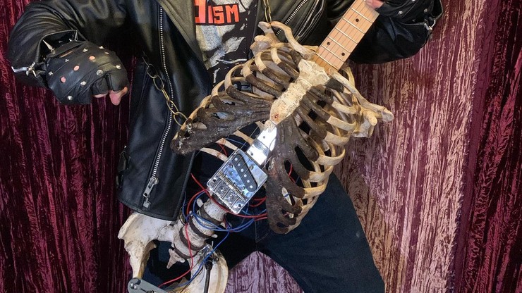 Zbudował gitarę z kości... wujka. Gra na niej black metal