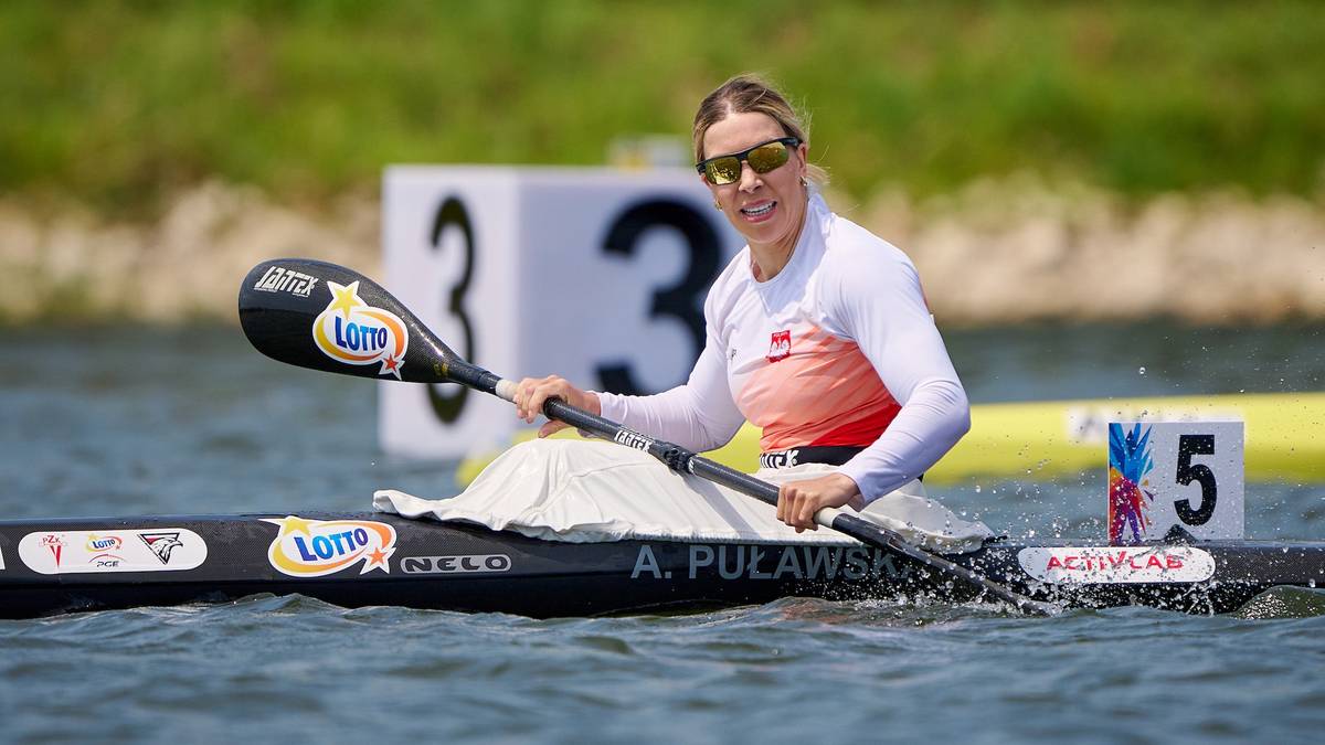 Anna Puławska w kajaku podczas zawodów, trzymająca wiosło i patrząca w stronę obiektywu.