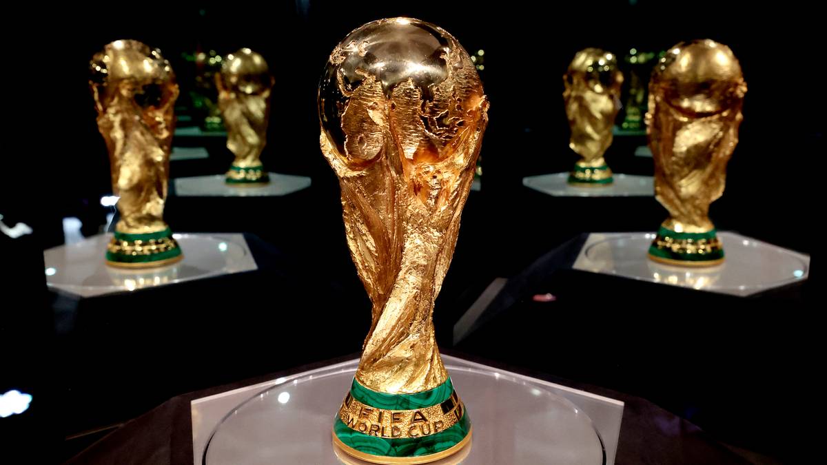 Złoty Puchar Świata FIFA na pierwszym planie, z innymi pucharami w tle.