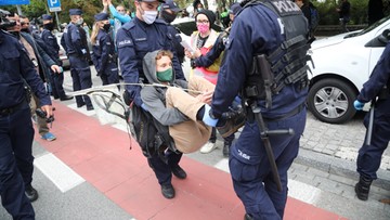 Ekologiczni aktywiści zablokowali ulicę w centrum Warszawy. Wynieśli ich policjanci