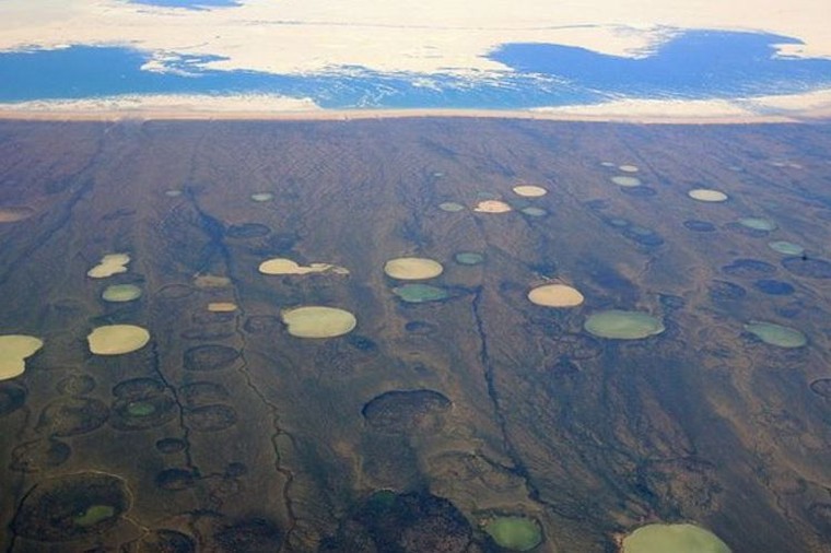 Kratery termokrasowe na Syberii. Fot. Steve Jurvetson / Wikipedia.