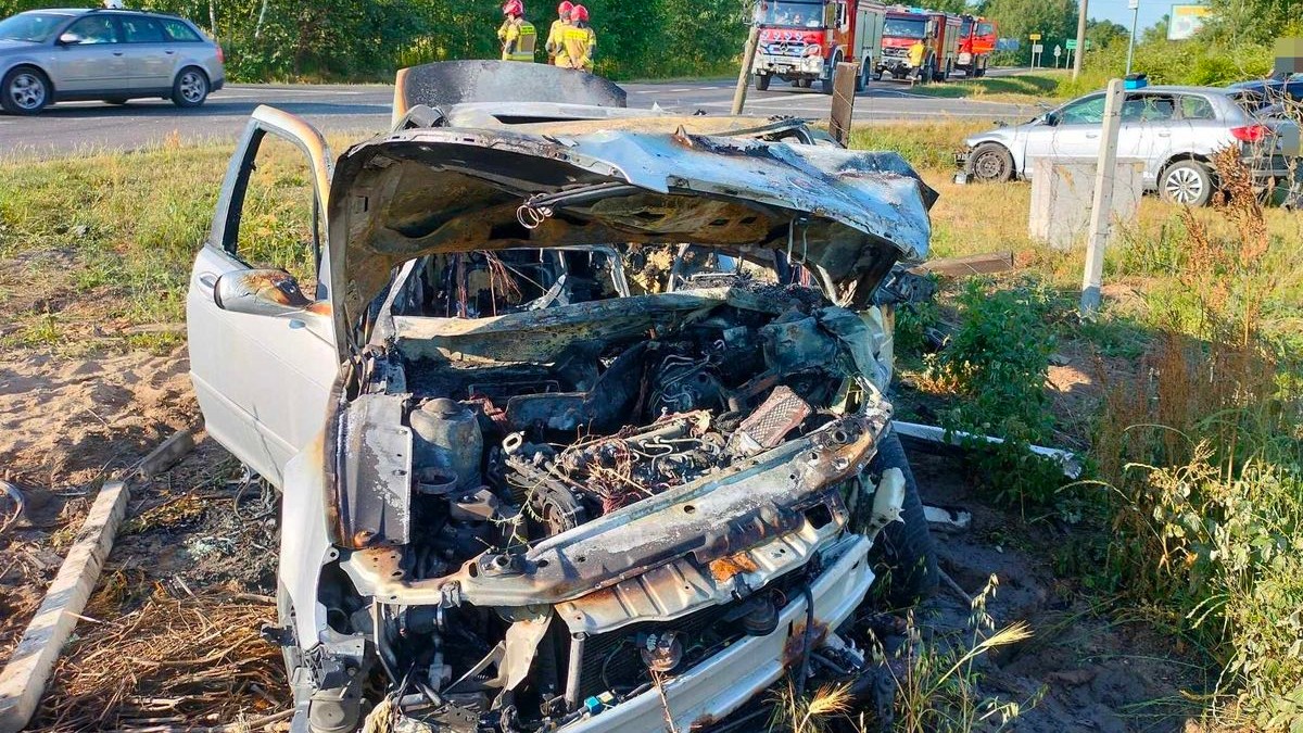 Uściąż. Z impetem wjechał na skrzyżowanie. Auto 20-latka spłonęło