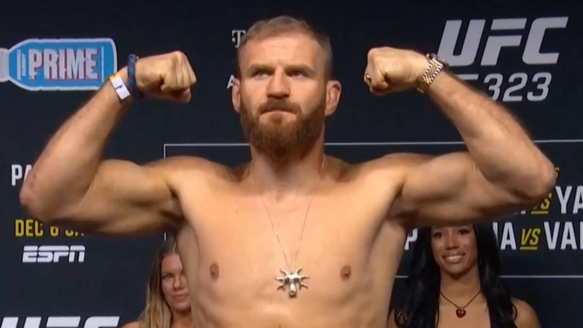 Jan Błachowicz napina mięśnie bicepsów, prezentując swoją sylwetkę przed walką.