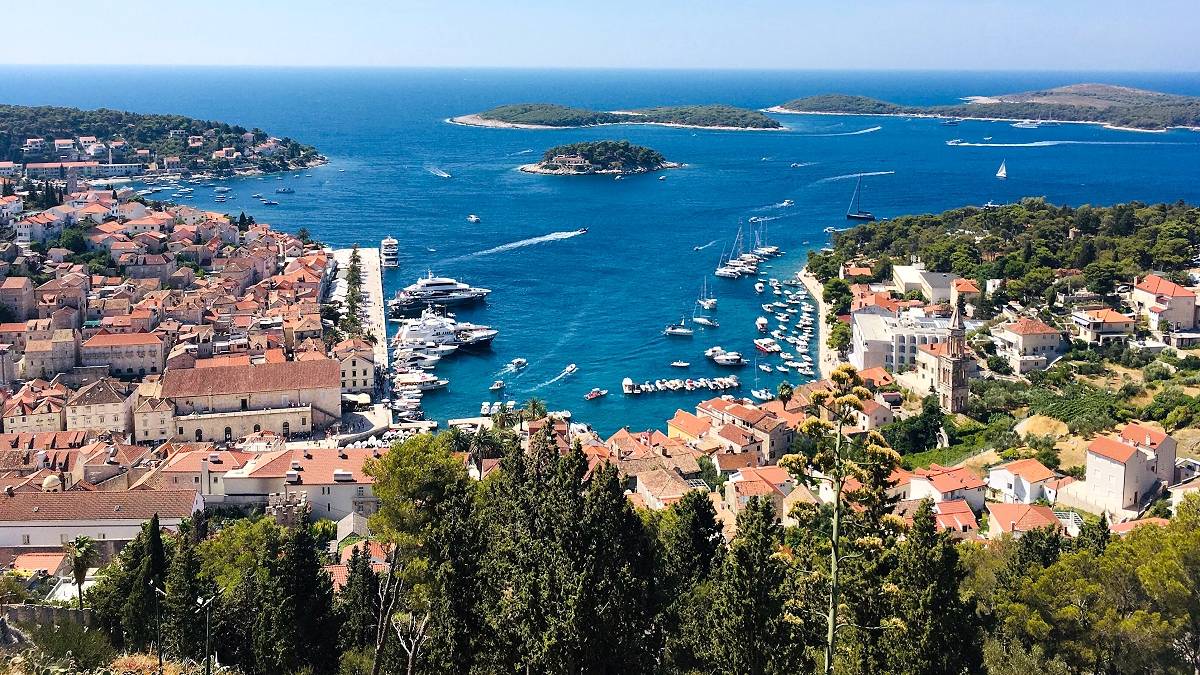 Katastrofa ekologiczna w rejonie wyspy Hvar. Fot. Unsplash / Bells Mayer.