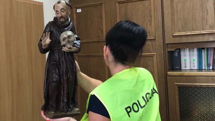 "Zawinął w kurtkę figurę św. Franciszka i wyszedł". Policja zatrzymała złodzieja sakralnych eksponatów