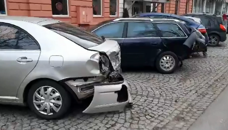 Radom: pijany kierowca uderzył w zaparkowane auta. Uszkodził 10 pojazdów