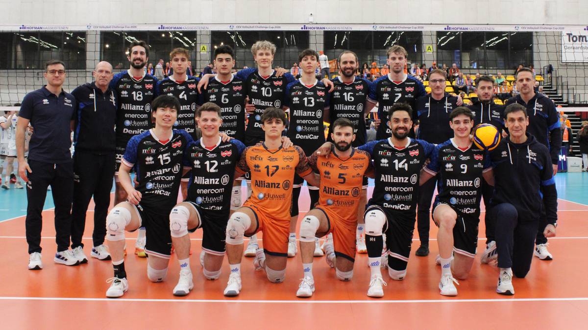 Drużyna siatkarzy Allianz Milano pozuje do zdjęcia drużynowego po wygranym finale Pucharu Challenge.