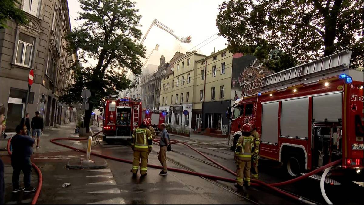 Groźny pożar kamienicy w Poznaniu. Rannych jest kilkunastu strażaków