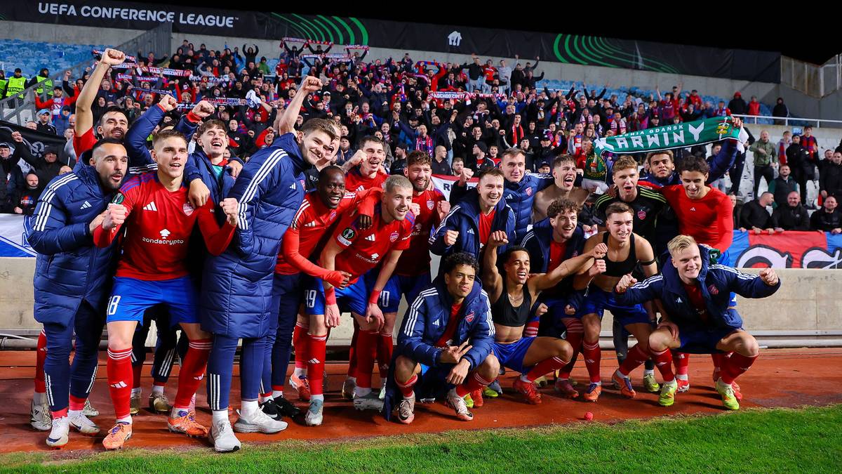 Drużyna piłkarska Rakowa Częstochowa świętuje z kibicami.