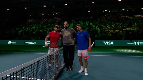 Trzech mężczyzn na korcie tenisowym, dwaj tenisiści i sędzia, po meczu.