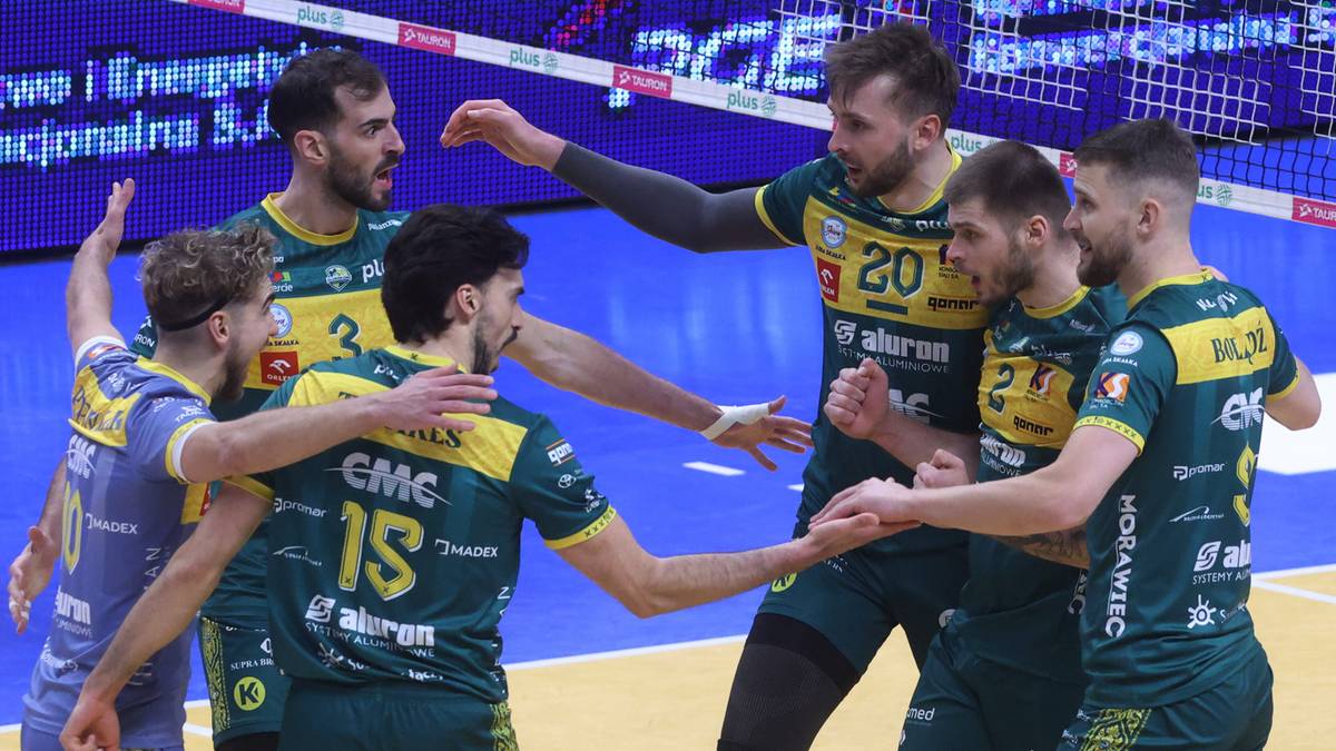 Siatkarze Aluron CMC Warta Zawiercie w strojach klubowych świętują zdobycie punktu.