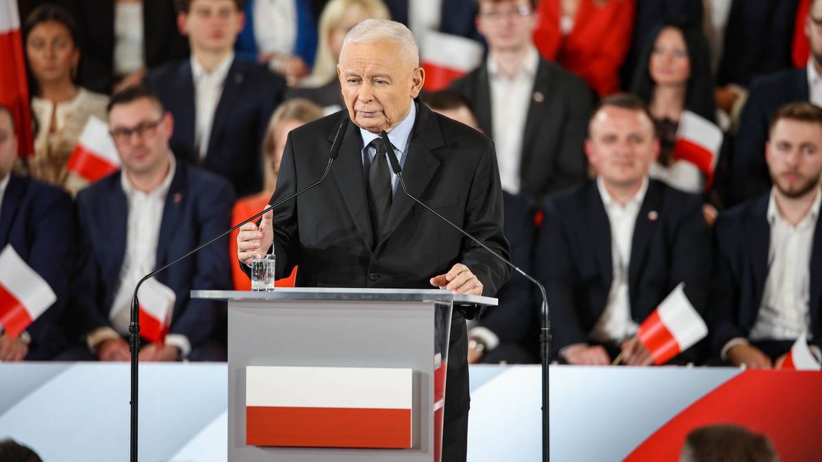 Jarosław Kaczyński przemawia za m&oacute;wnicą podczas konwencji Prawa i Sprawiedliwości.