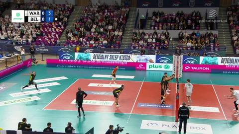 Drużyna siatk&oacute;wki PGE Projekt Warszawa w akcji podczas meczu z PGE GiEK Skra Bełchat&oacute;w.