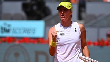 Iga Świątek, tenisistka, podczas meczu, zaciśnięta pięść, żółta czapka