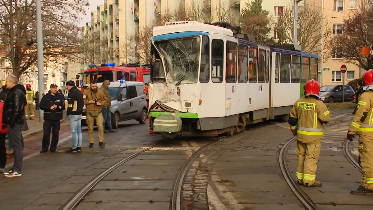 Wypadek w Szczecinie. Tramwaj wypadł z torów i uderzył w kamienicę