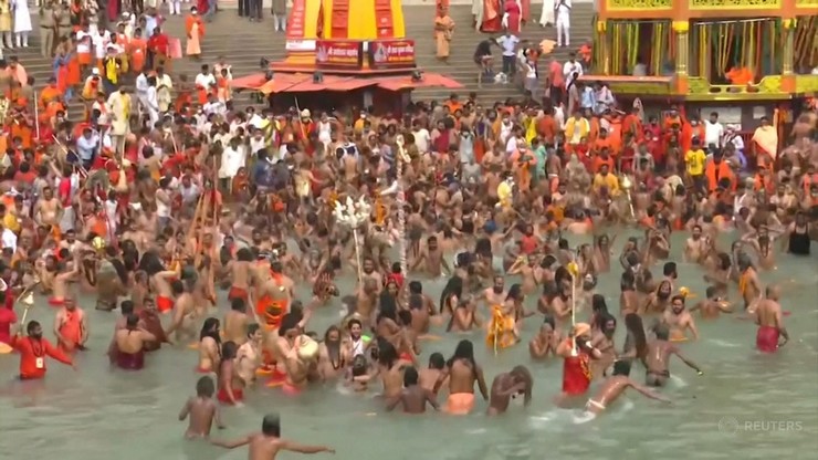Hindusi świętują, kąpiąc się w Gangesie. Indie notują rekordy zakażeń