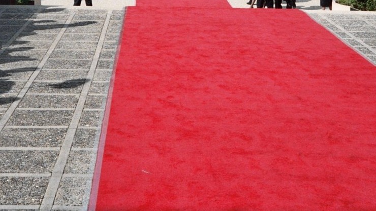 Rozwinięto czerwone dywany na chodnikach. By turyści poczuli się jak gwiazdy