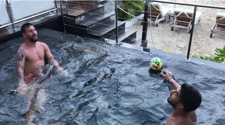 Messi i Suarez szaleją z piłką w basenie (WIDEO)