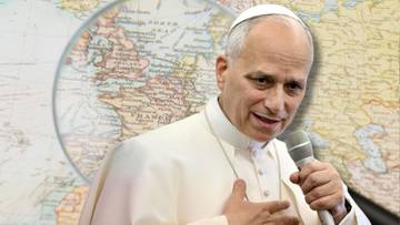 Papież w białej sutannie z mikrofonem w dłoni, na tle mapy Europy.