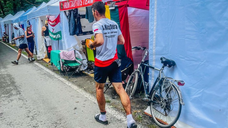 Szwajcaria: Adrian Kostera biegnie Ironmana w klapkach. Jest wiceliderem