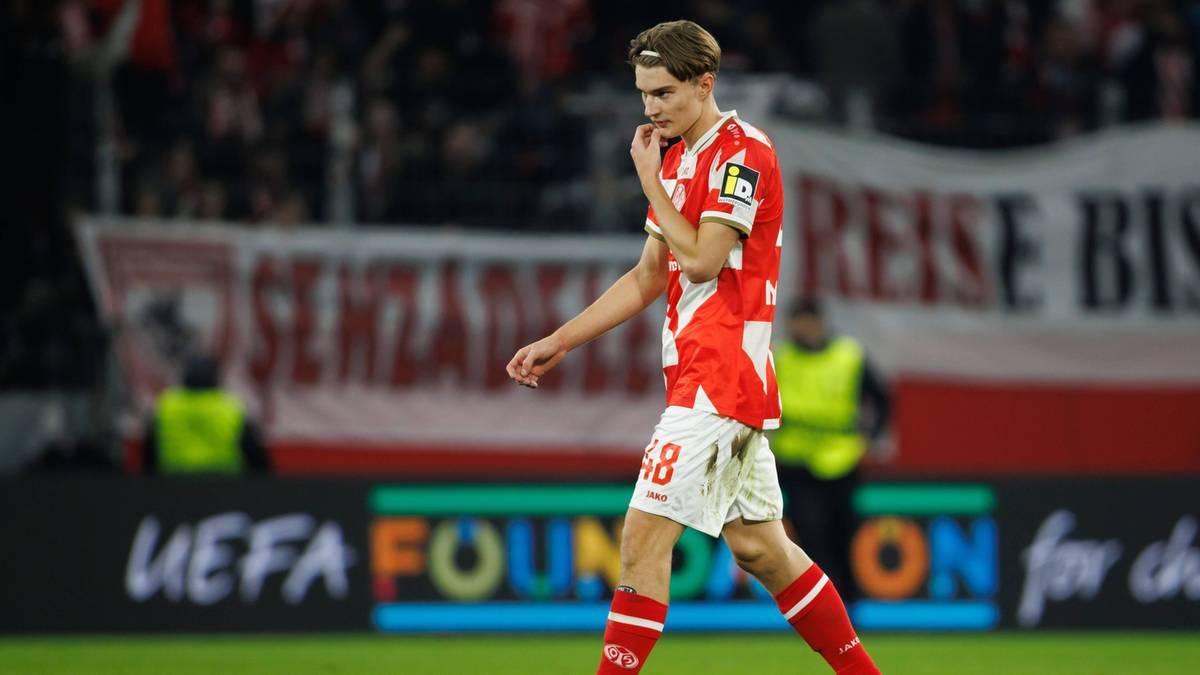 Piłkarz Kacper Potulski w stroju FSV Mainz na boisku