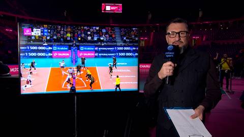 Mężczyzna w okularach analizuje mecz siatk&oacute;wki Bogdanka LUK Lublin - Asseco Resovia wyświetlany na dużym ekranie.