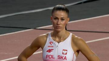 Natalia Bukowiecka w białym stroju reprezentacji Polski z widocznymi napisami Orlen i 4F na bieżni lekkoatletycznej.