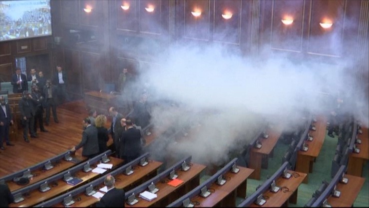Kosowo: rząd walczy z gazem łzawiącym w parlamencie