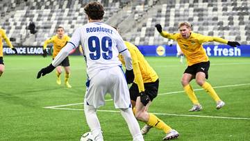 Piłkarz Lecha Poznań w białej koszulce z numerem 99 drybluje z piłką podczas meczu z KuPS Kuopio.