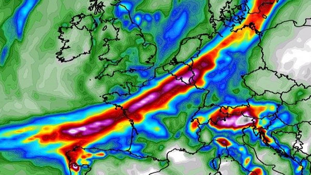 Ścieżka ulewnych deszczy niesionych przez ex-huragan Kirk. Fot. Wxcharts.com