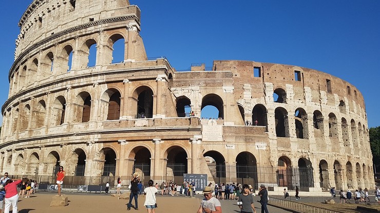 Sprzedawał zużyte bilety autobusowe jako karty wstępu do Koloseum. Włoskie media ostrzegają turystów
