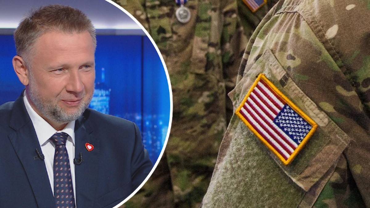 Polityk w garniturze obok fragmentu munduru z flagą USA.