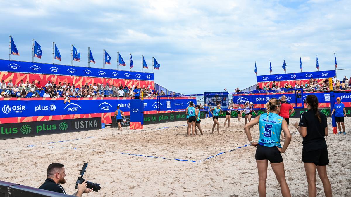 Boisko do siatkówki plażowej z trybunami i kibicami w tle podczas turnieju Grand Prix PGE w Ustce.