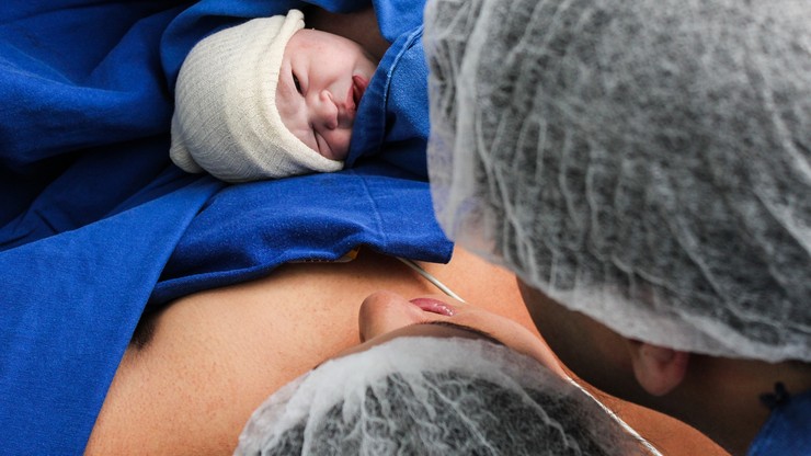 Poród domowy w czasie pandemii. "Kobiety boją się rodzić w szpitalach"