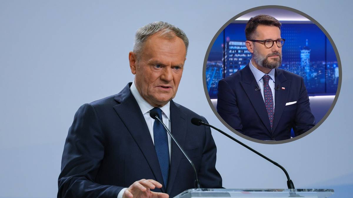 Donald Tusk przemawia za mównicą z logo Koalicji Obywatelskiej.