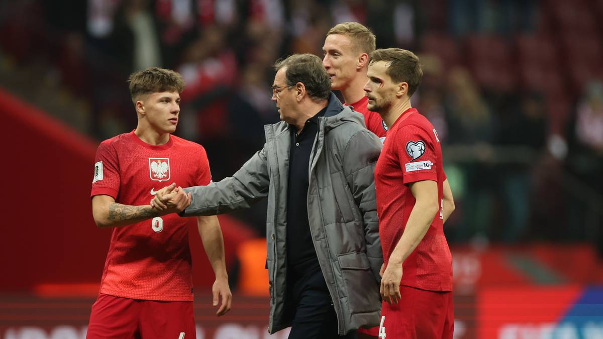 Trener Jan Urban gratuluje zawodnikom reprezentacji Polski po meczu.